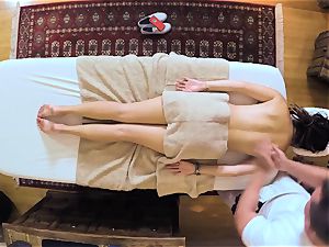 truly teenage doll Daisy Haze has hook-up with the masseur